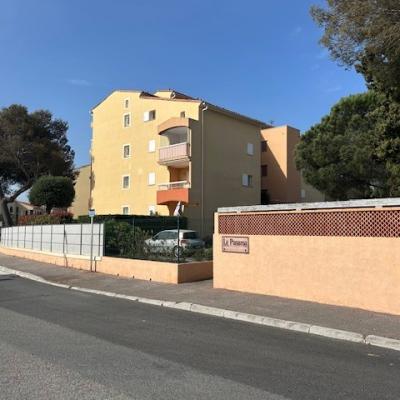 Accès piéton et votre location au premier plan
